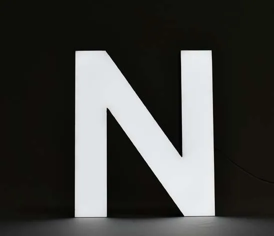 Lettre acrylique 3D à face lumineuse blanche pour enseigne sur mesure