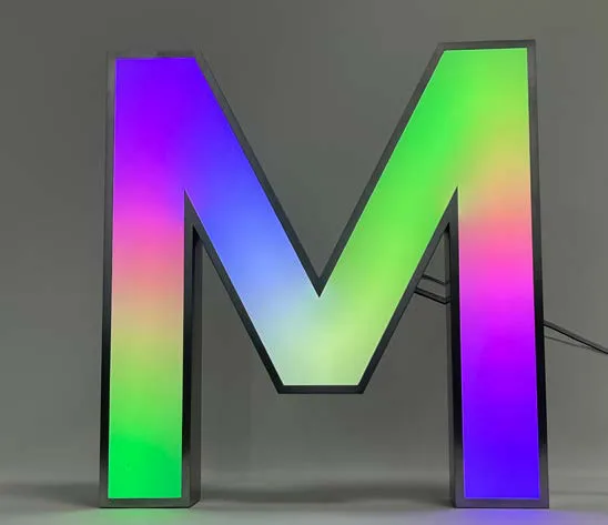 Lettre boîtier 3D lumineuse RGB pour enseigne sur mesure