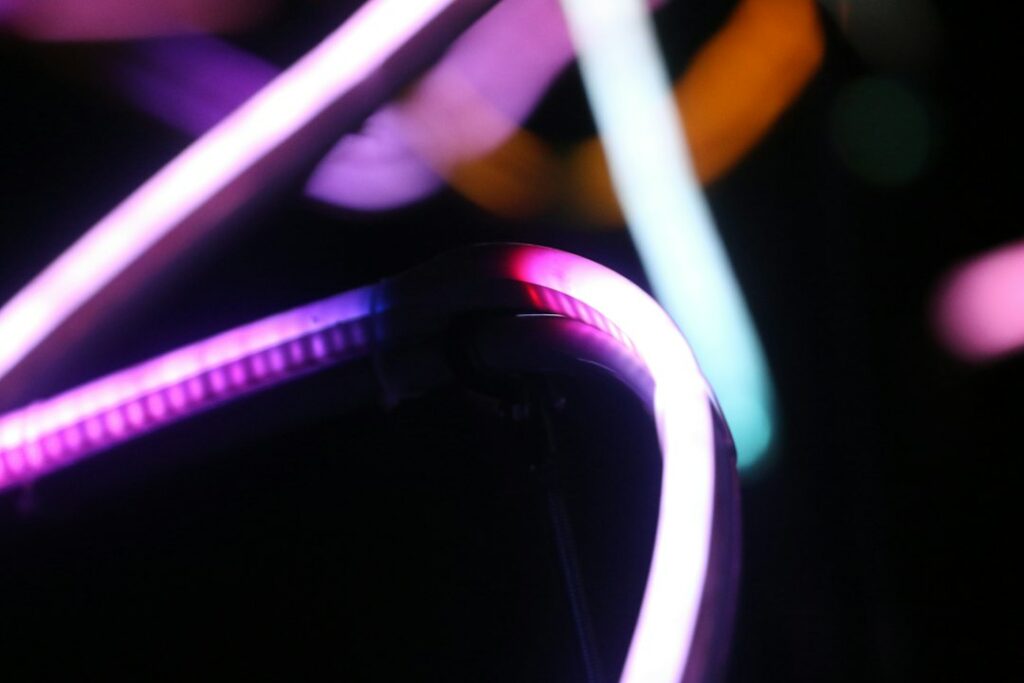 Gaine de néon LED flex en silicone rose et violet — vue en gros plan du tube souple et de sa structure