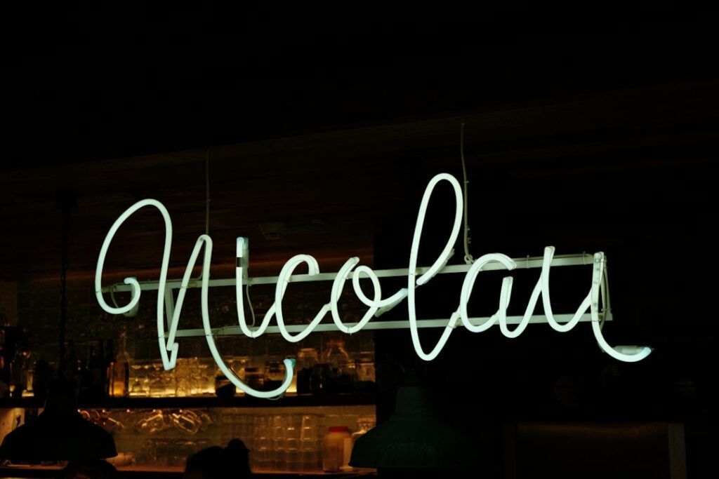 Enseigne néon LED flex en typographie manuscrite script pour bar ou restaurant