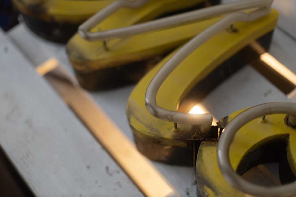 Fabrication en atelier de lettres boîtier lumineuses pour enseigne, avec corps en aluminium et éclairage LED visible de près