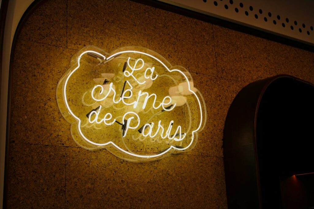 Enseigne néon "La crème de Paris" sur un mur intérieur — exemple de décor mural lumineux pour restaurant ou bar parisien