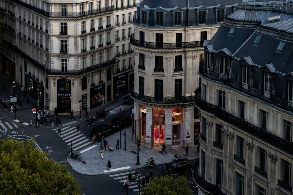 Façades haussmanniennes à Paris avec devantures commerciales éclairées – contraintes RLP enseignes