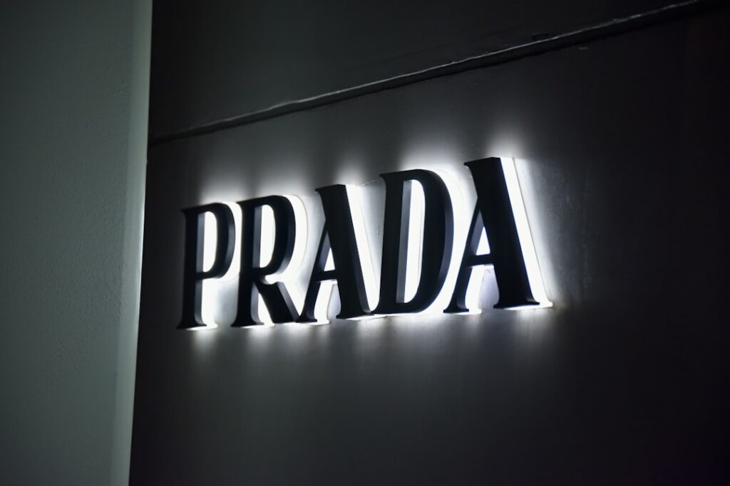 Lettres boîtier rétroéclairées avec halo lumineux blanc sur fond sombre, technique channel letters